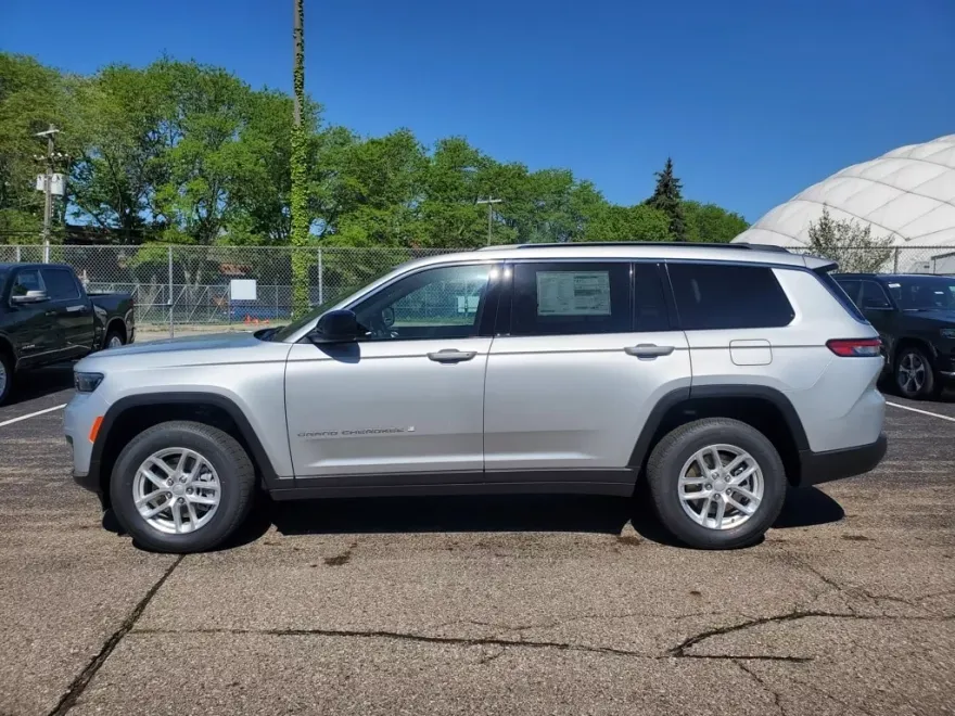 2025 Jeep Grand Cherokee Laredo photo 1