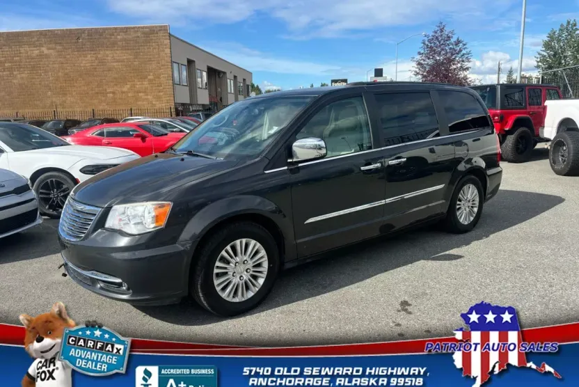 2012 Chrysler Town & Country photo 1