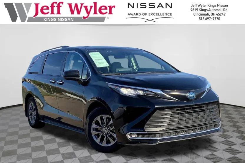 2023 Toyota Sienna XLE photo 1