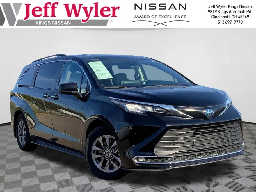 2023 Toyota Sienna XLE photo 1