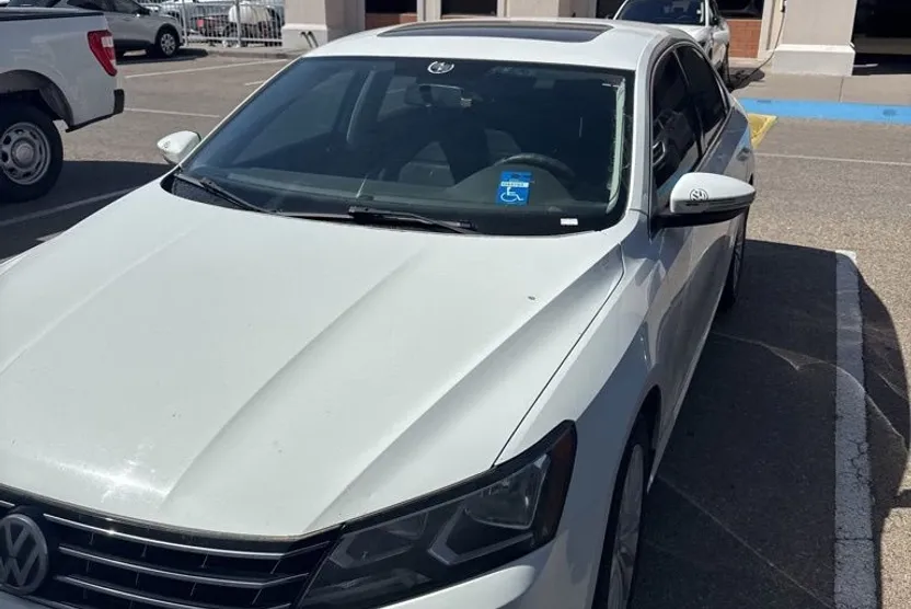 2017 Volkswagen Passat SE photo 1