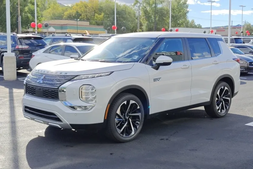 2025 Mitsubishi Outlander PHEV SE photo 1