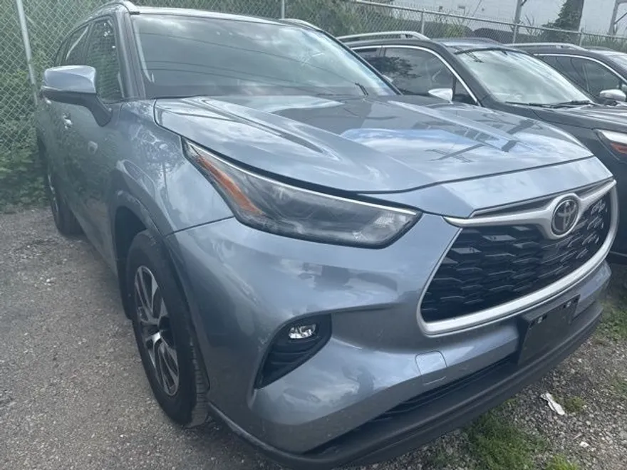2021 Toyota Highlander XLE photo 1