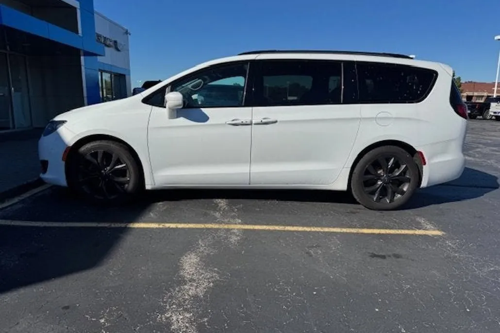 2018 Chrysler Pacifica Touring L photo 1