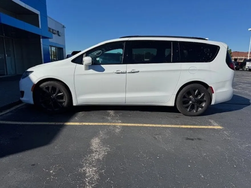 2018 Chrysler Pacifica Touring L photo 1