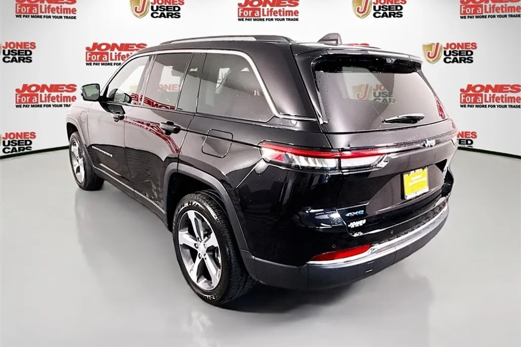 2023 Jeep Cherokee 4xe photo 1