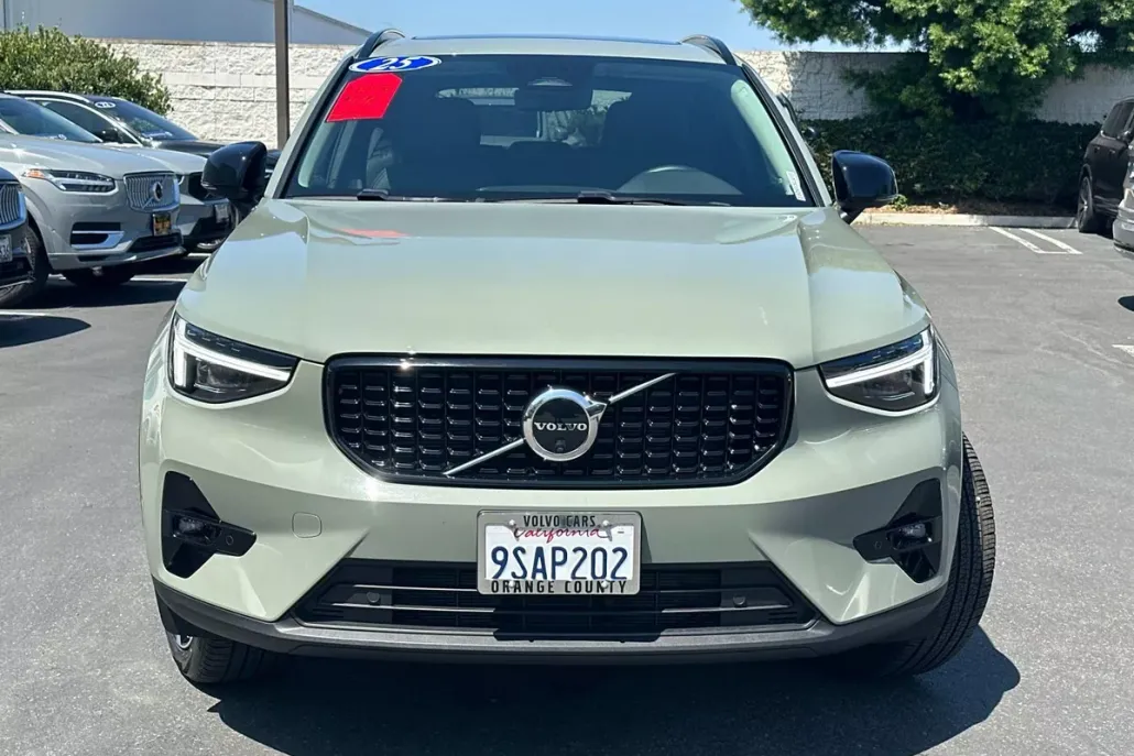 2025 Volvo XC40 AWD Plus photo 1