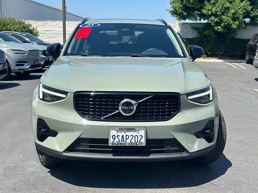 2025 Volvo XC40 AWD Plus photo 1