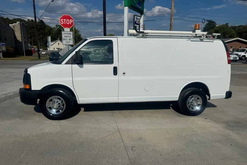 2011 Chevrolet Express 2500 Cargo photo 1