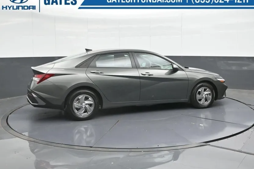 2025 Hyundai Elantra SE photo 1