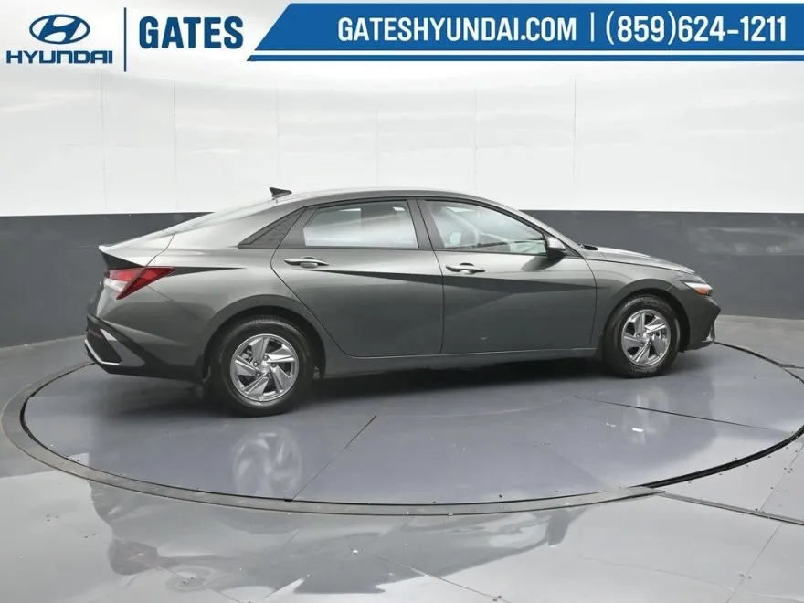 2025 Hyundai Elantra SE photo 1