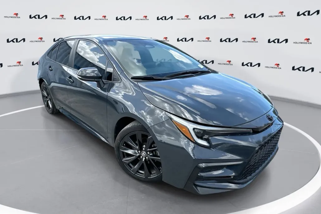2023 Toyota Corolla SE photo 1
