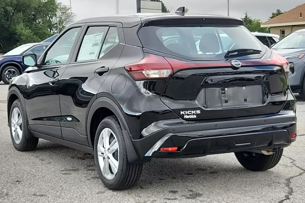 2025 Nissan Kicks Play S photo 1