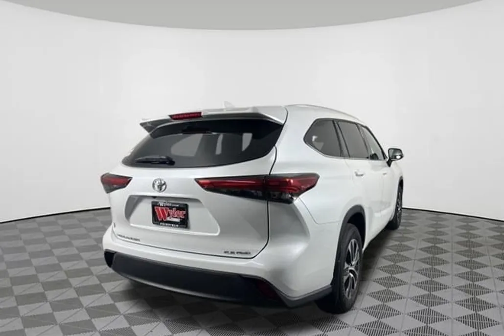 2024 Toyota RAV4 LE photo 1