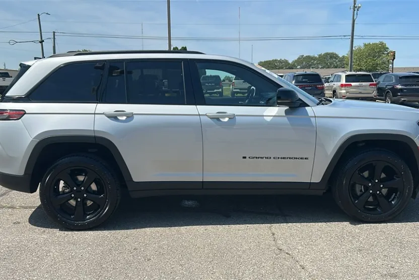 2023 Jeep Grand Cherokee Altitude photo 1