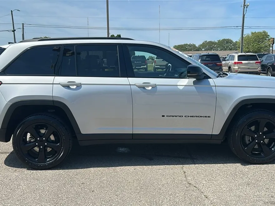 2023 Jeep Grand Cherokee Altitude photo 1