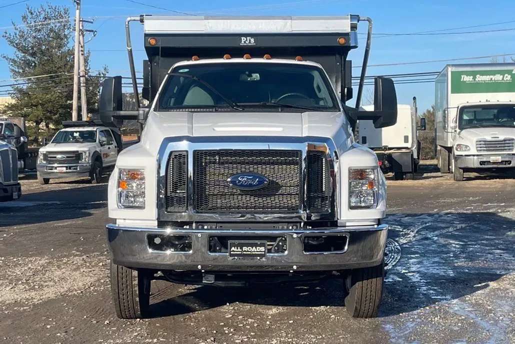 2025 Ford F-750 Base photo 1