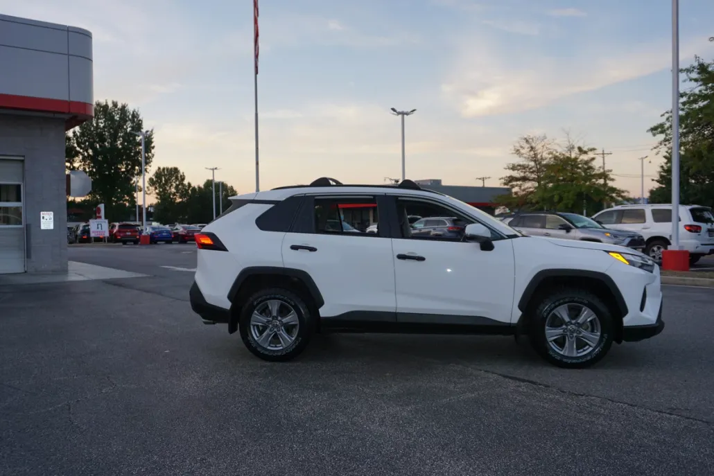 2022 Toyota RAV4 XLE photo 1