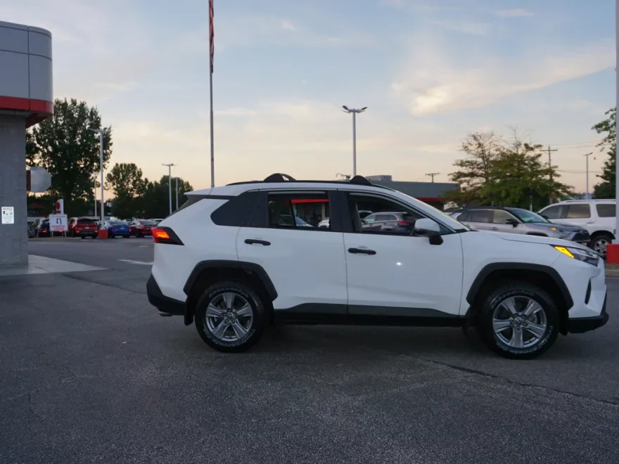 2022 Toyota RAV4 XLE photo 1