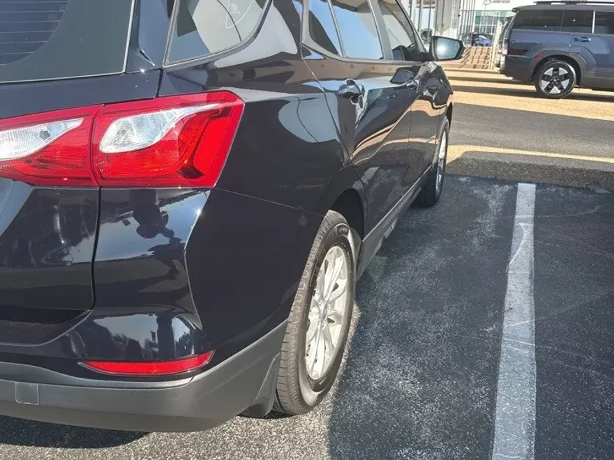 2020 Chevrolet Equinox LS photo 1