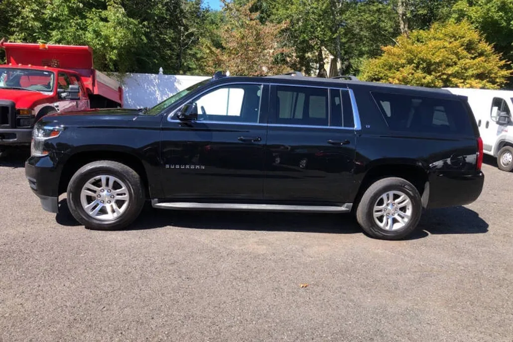 2016 Chevrolet Suburban LT photo 1