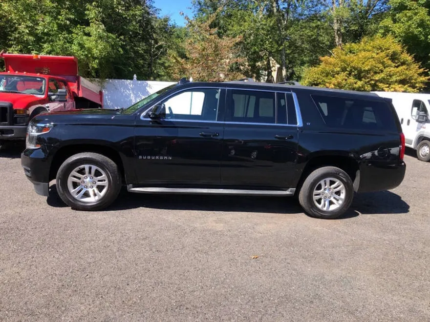 2016 Chevrolet Suburban LT photo 1
