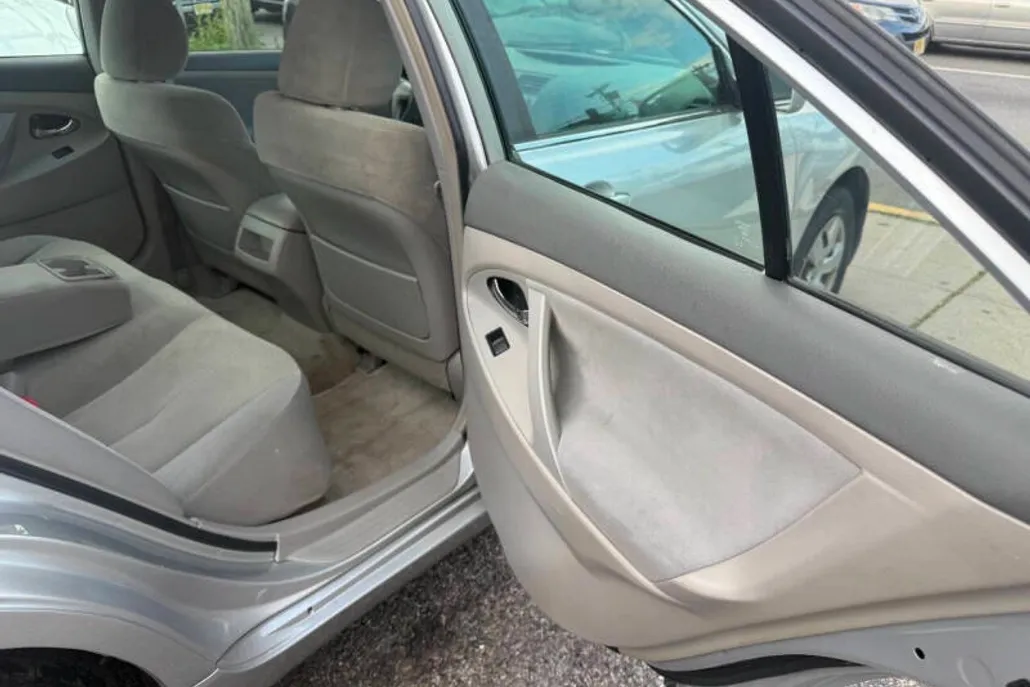 2009 Toyota Camry LE photo 1
