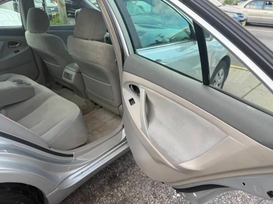 2009 Toyota Camry LE photo 1