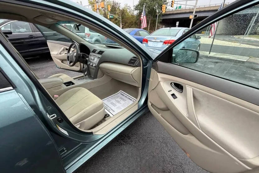 2009 Toyota Camry LE photo 1