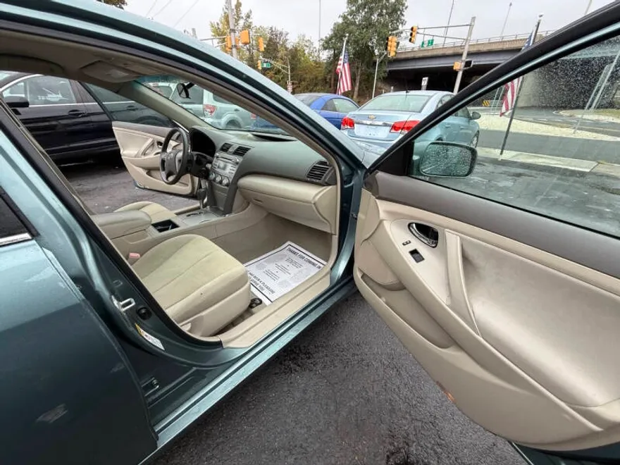 2009 Toyota Camry LE photo 1