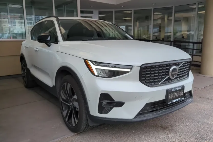 2025 Volvo XC40 Plus photo 1