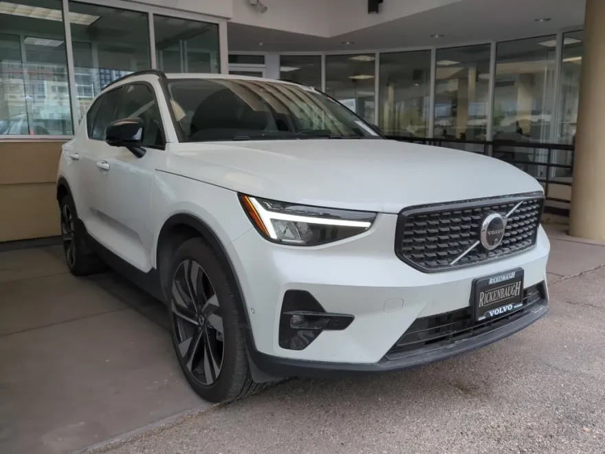 2025 Volvo XC40 Plus photo 1