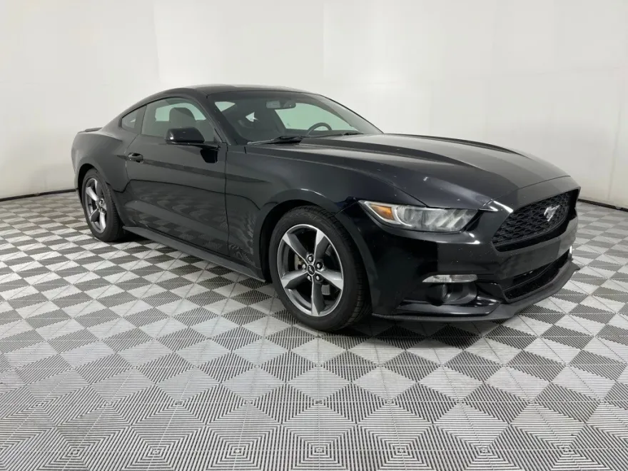 2016 Ford Mustang V6 photo 1
