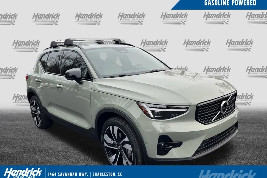 2025 Volvo XC40 photo 1
