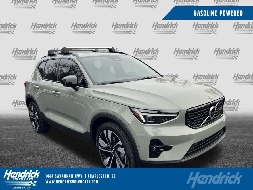 2025 Volvo XC40 photo 1