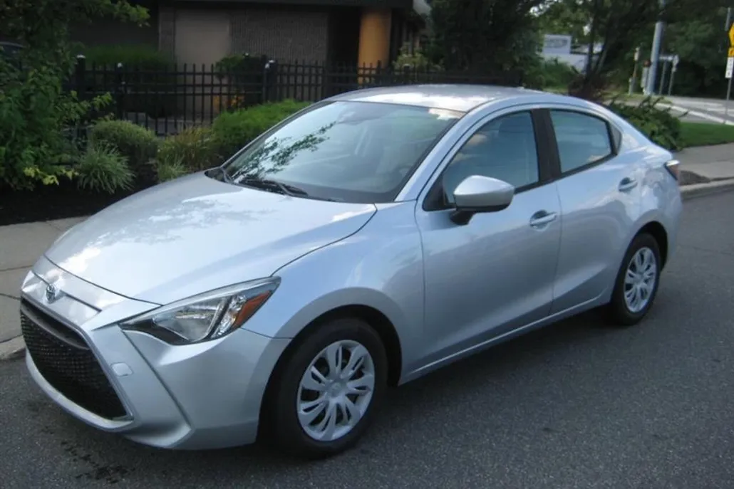 2019 Toyota Yaris photo 1