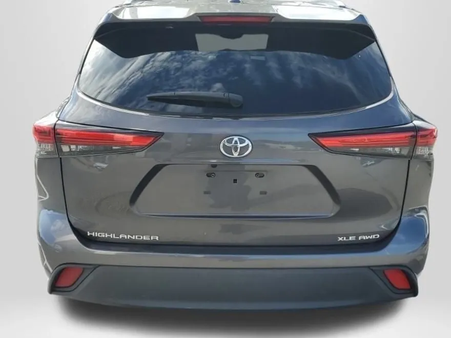 2021 Toyota Highlander XLE photo 1