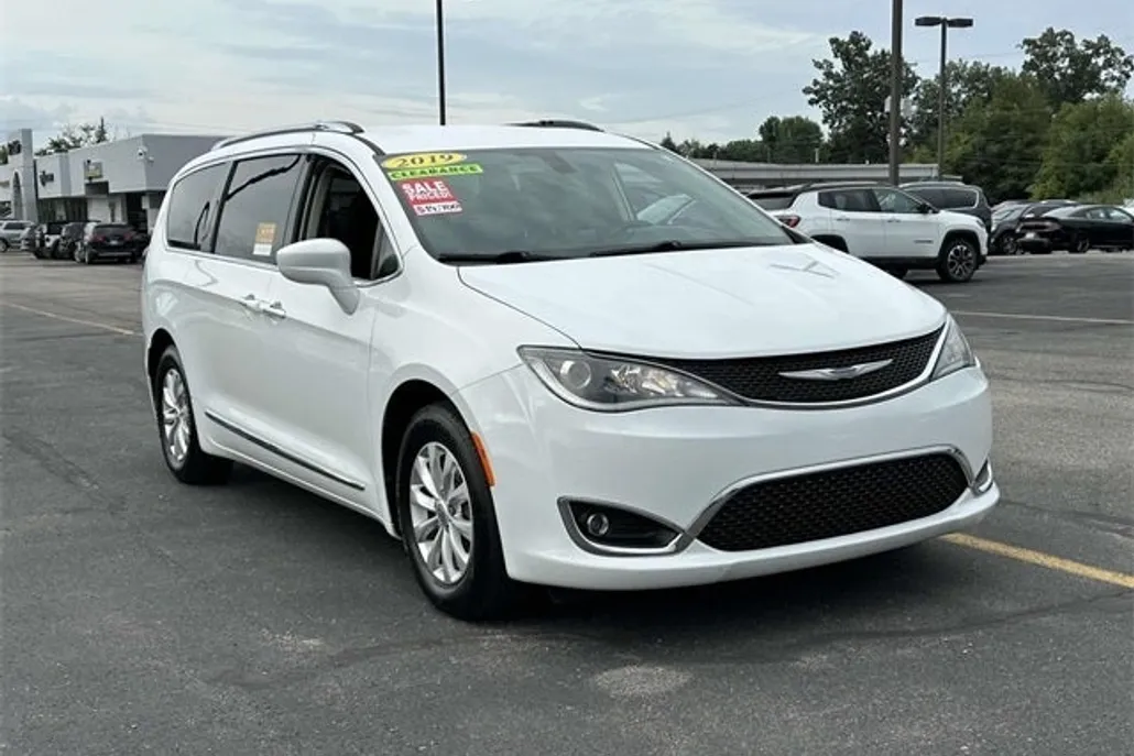 2019 Chrysler Pacifica Touring L photo 1
