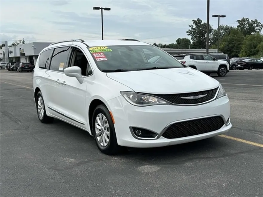 2019 Chrysler Pacifica Touring L photo 1