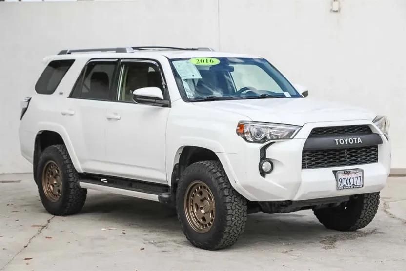 2016 Toyota 4Runner SR5 photo 1