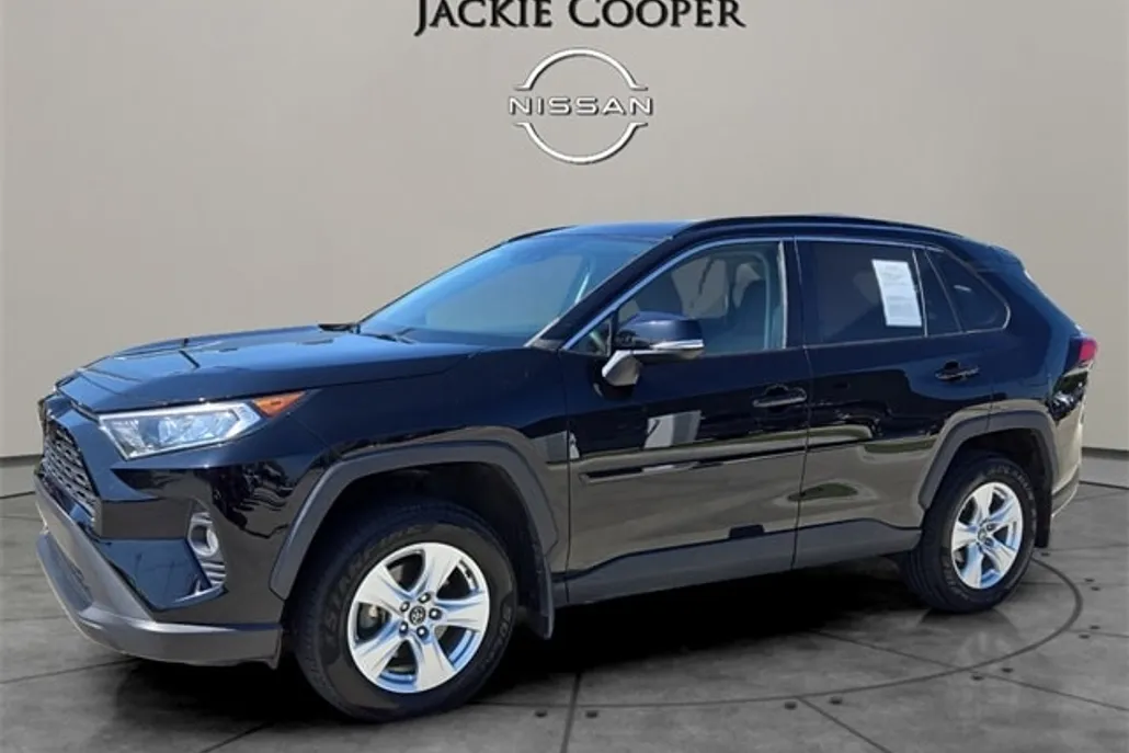 2021 Toyota RAV4 XLE photo 1
