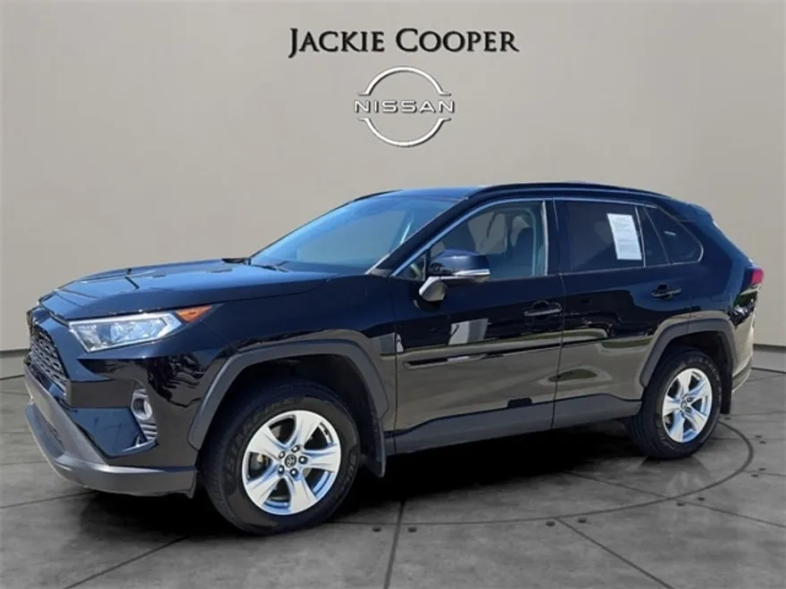 2021 Toyota RAV4 XLE photo 1