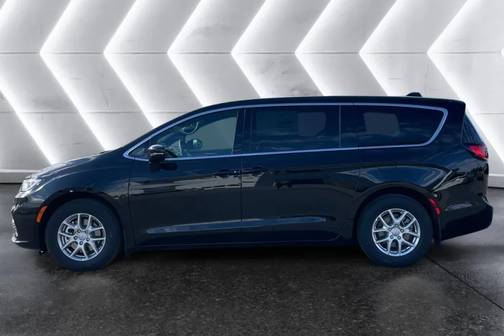 2026 Chrysler Pacifica photo 1