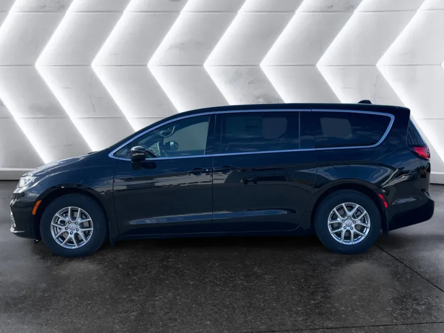 2026 Chrysler Pacifica photo 1