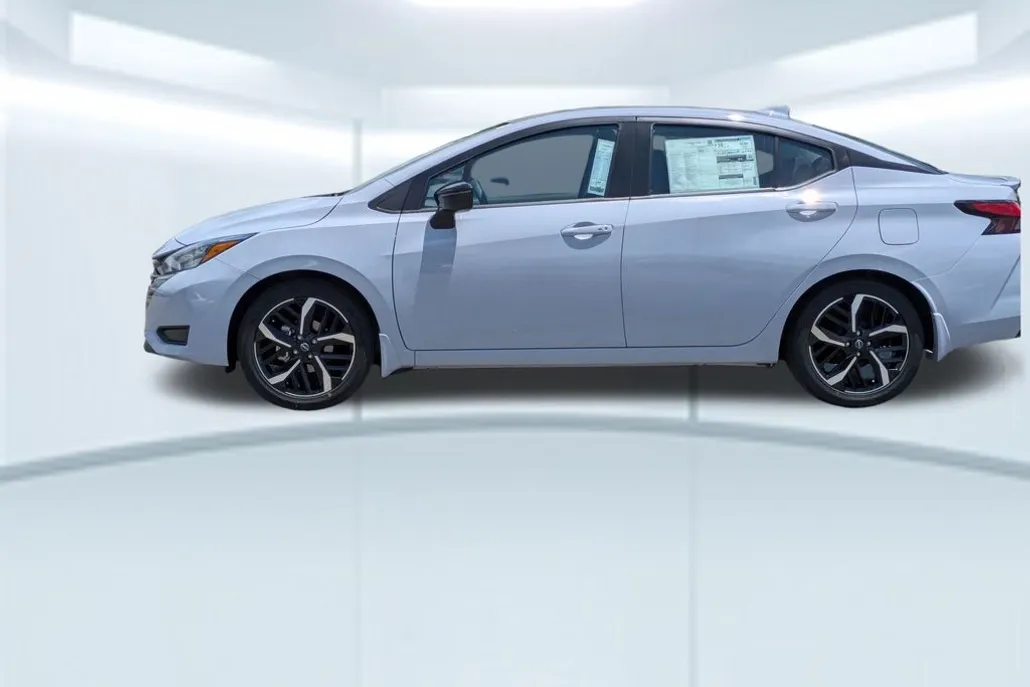 2025 Nissan Versa 1.6 SR photo 1