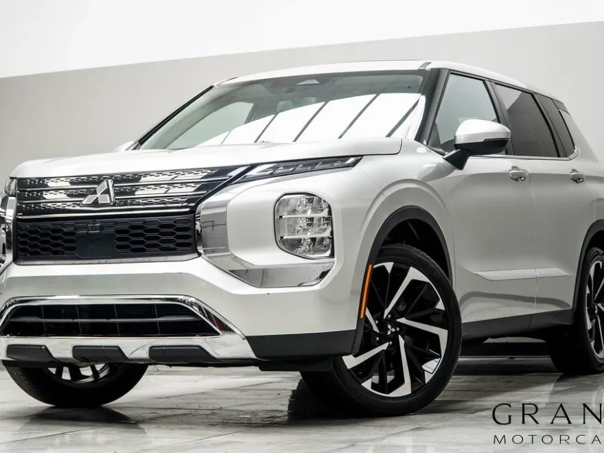 2022 Mitsubishi Outlander ES photo 1