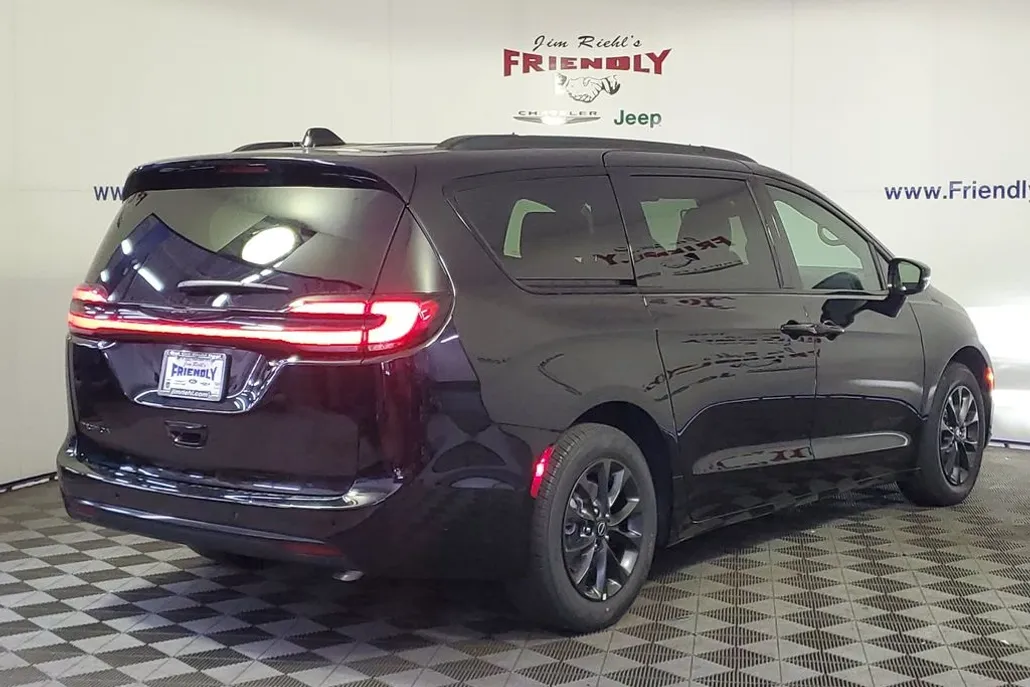 2025 Chrysler Pacifica photo 1