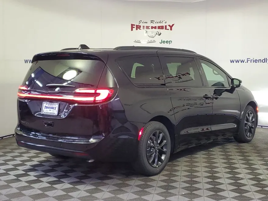 2025 Chrysler Pacifica photo 1