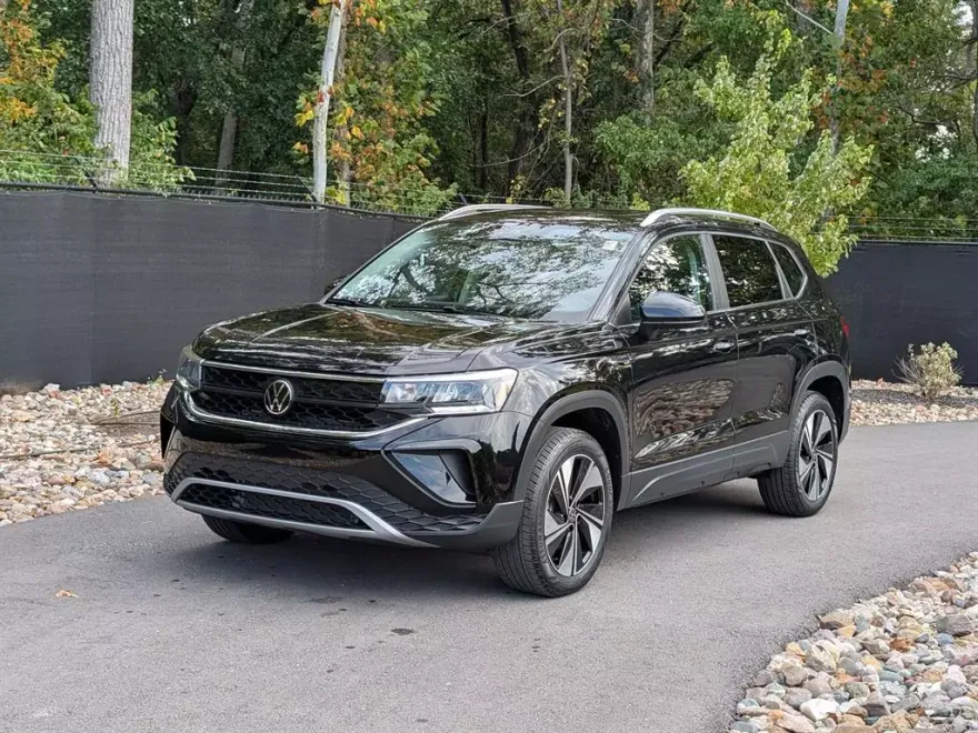 2024 Volkswagen Taos SE photo 1