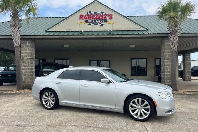2019 Chrysler 300 Touring photo 1